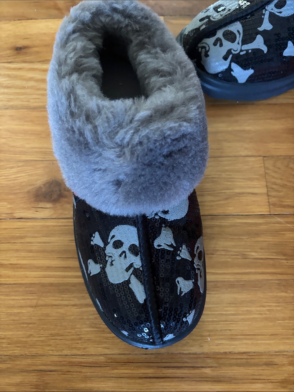 Women Black Sequin Skull Slip-On Slippers with Gray Faux Fur Collar